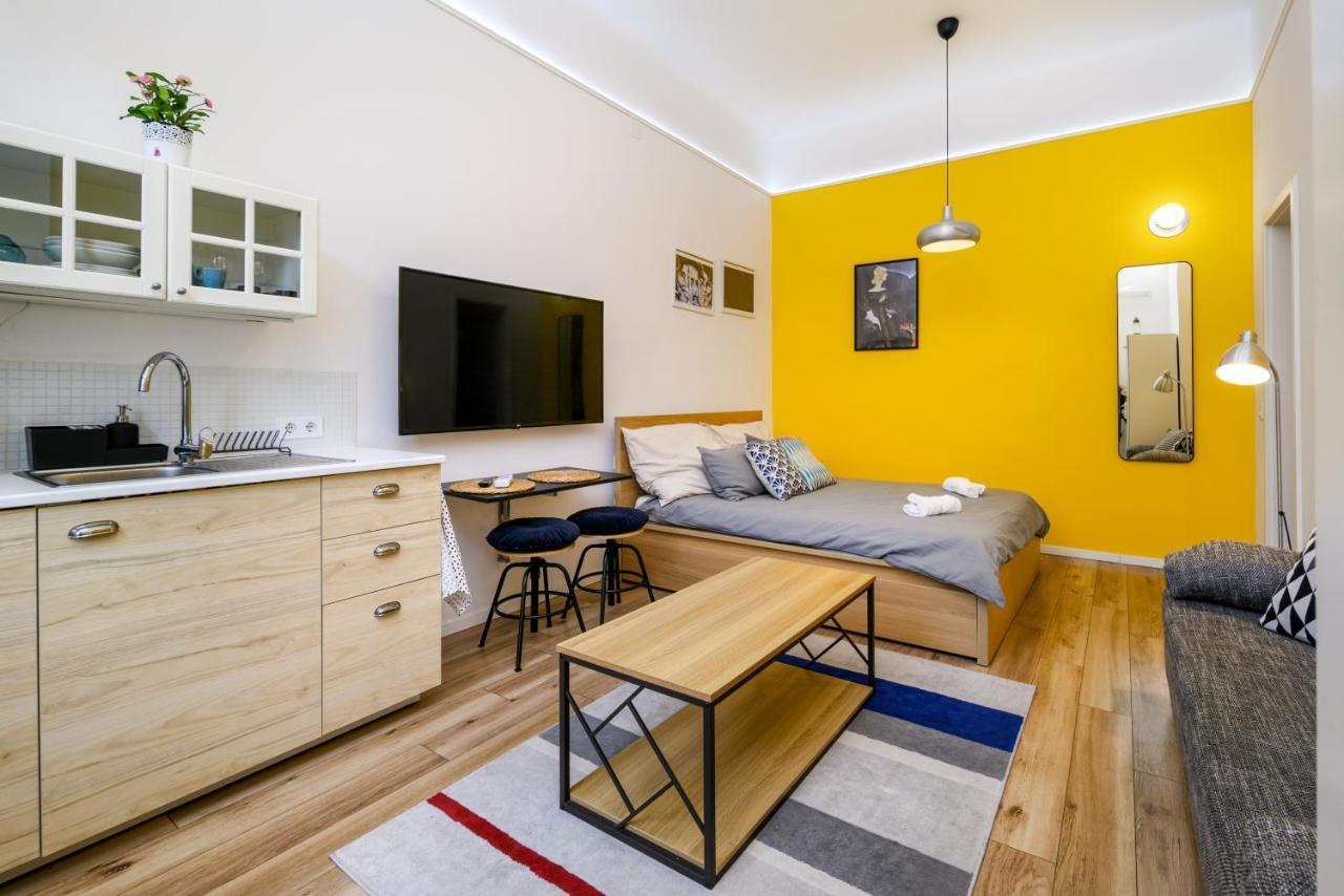 Stylish Yellow Suite In The Heart Of Budapest Extérieur photo